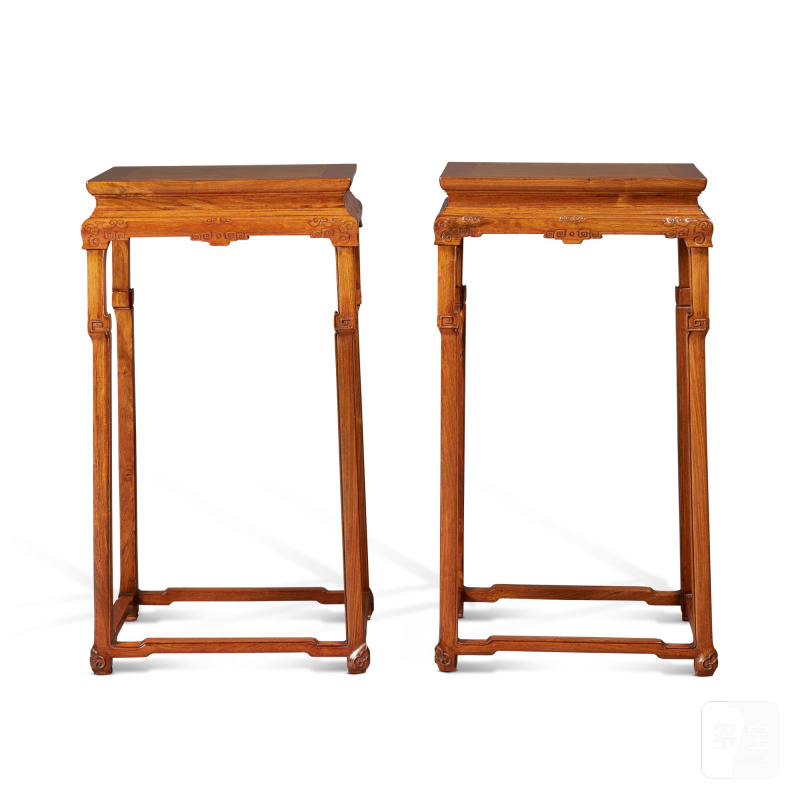 A pair of huanghuali archaistic stands, Qing dynasty, 19th - 20th century | 清十九至二十世紀 黃花梨雕仿古紋四足有束腰方香几 - 图2